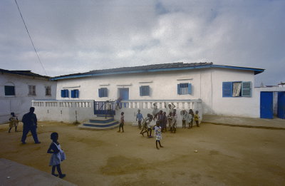EU: Overzicht voorgevel, Ghana reis Loek Tangel (2000), Cape Coast, 2000