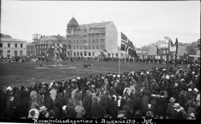 Austurvollur 1919 Womens suffrage day, Reykjavik, 1919