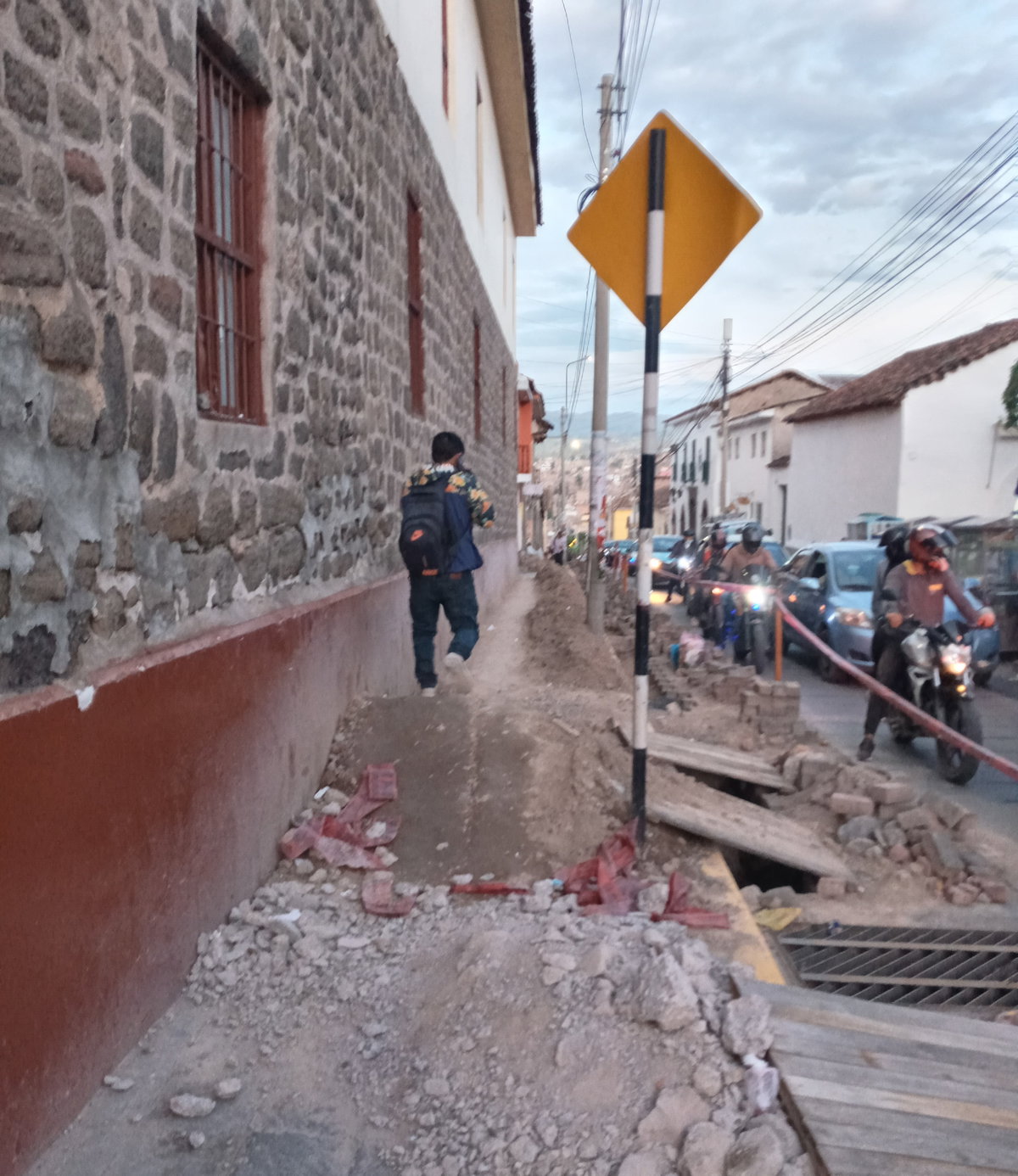 Vereda ocupada por materiales de obra de restauración, Ayacucho, Peru, 2022
