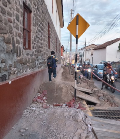 Vereda ocupada por materiales de obra de restauración, Ayacucho, 2022