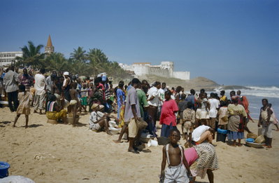 Bedrijvigheid op het strand met fort op de achtergrond - Cape Coast - - RCE, Cape Coast, 2002