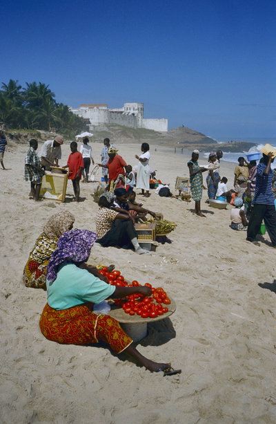 Bedrijvigheid op het strand met fort op de achtergrond - Cape Coast - - RCE, Cape Coast, 2002