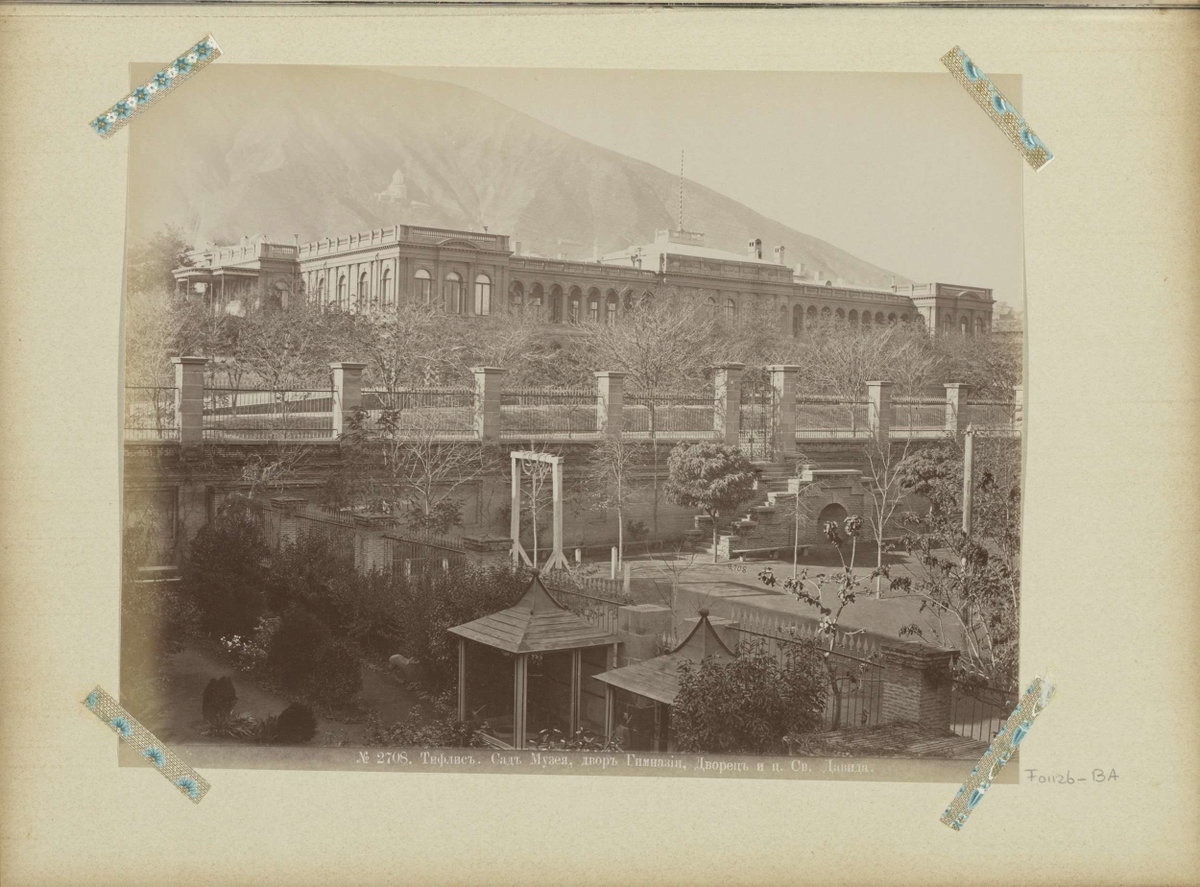 EU: Gezicht op gebouwen en tuin in Tiflis (1890) [BA], Tbilisi, Georgia, 1890