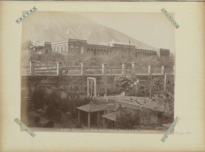 EU: Gezicht op gebouwen en tuin in Tiflis (1890) [BA], Tbilisi, 1890