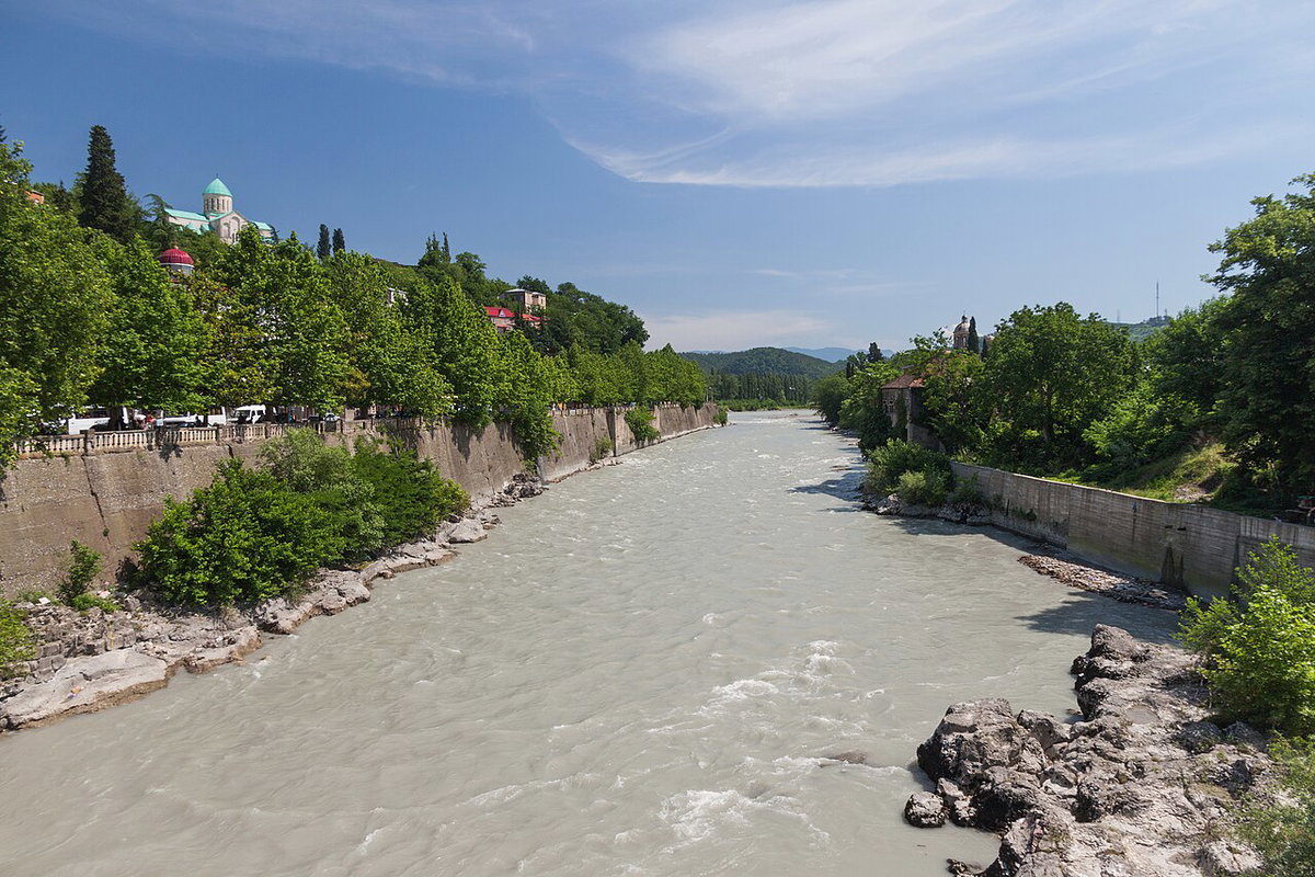 Kutaisi, Rzeka Rioni widziana z Mostu Łańcuchowego, Kutaisi, Georgia, 2014