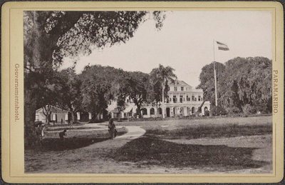 EU: Gouvernementshotel in Paramaribo met park en Nederlandse vlag (1910), Paramaribo, 1910