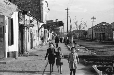 EU: Chisinau: Straße, Vordergrund Kinder (1942), Chisinau, 1942