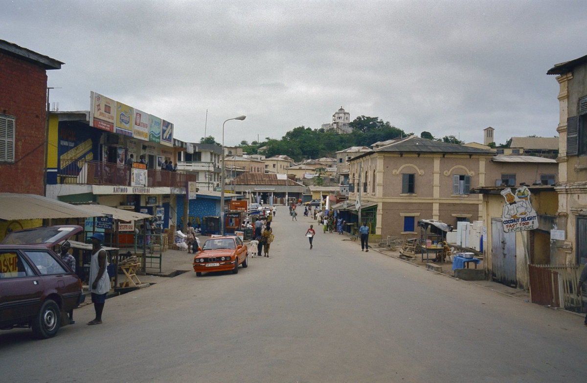 EU: Overzicht - main street with hilltop fort view, Cape Coast (2002), Cape Coast, Ghana, 2002