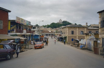 EU: Overzicht - main street with hilltop fort view, Cape Coast (2002), Cape Coast, 2002