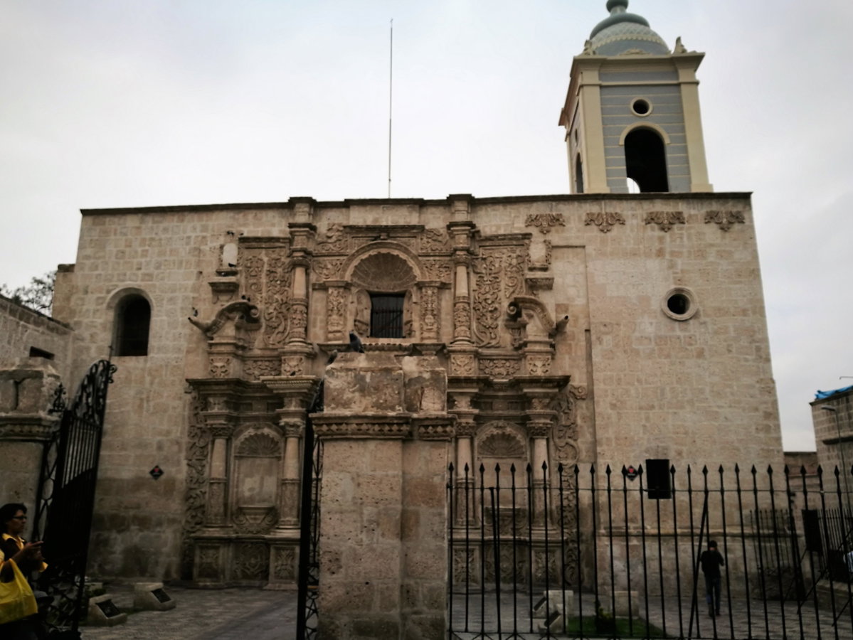Façana de l'Església de San Agustín des del Carrer San Agustín d'Arequipa, Arequipa, Peru, 2017