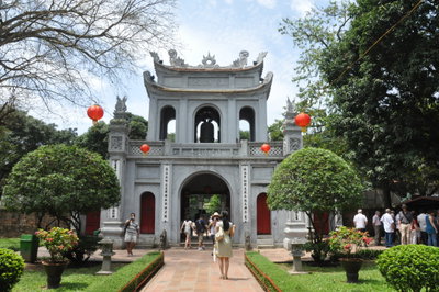 Tháp cổng vào . quốc tử giám, Hanoi, 2011