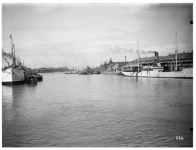 EU: Manila. Harbour with freighters and boats (1913), Manila, 1913