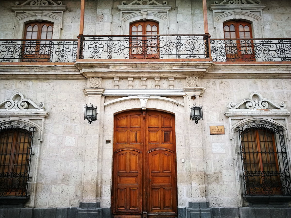 Façana de l'Instituto Confucio d'Arequipa, Arequipa, Peru, 2017