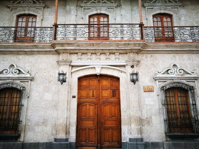 Façana de l'Instituto Confucio d'Arequipa, Arequipa, 2017