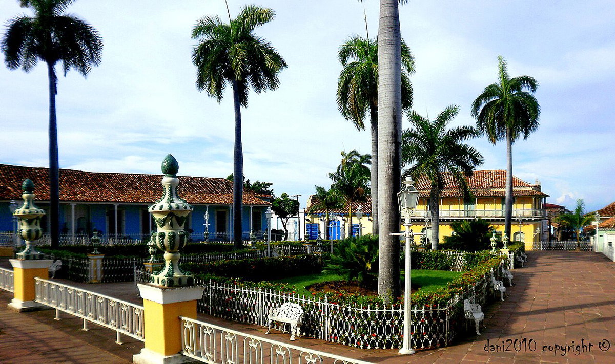 La Plaza Mayor de Trinidad yace verdaderamente lustrosa ante el turista, Trinidad, Cuba, 2011