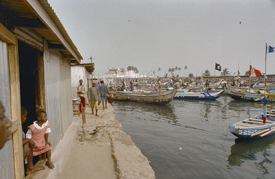 Overzicht boten in de haven met fort op de achtergrond - Elmina - - RCE, Elmina, 2000