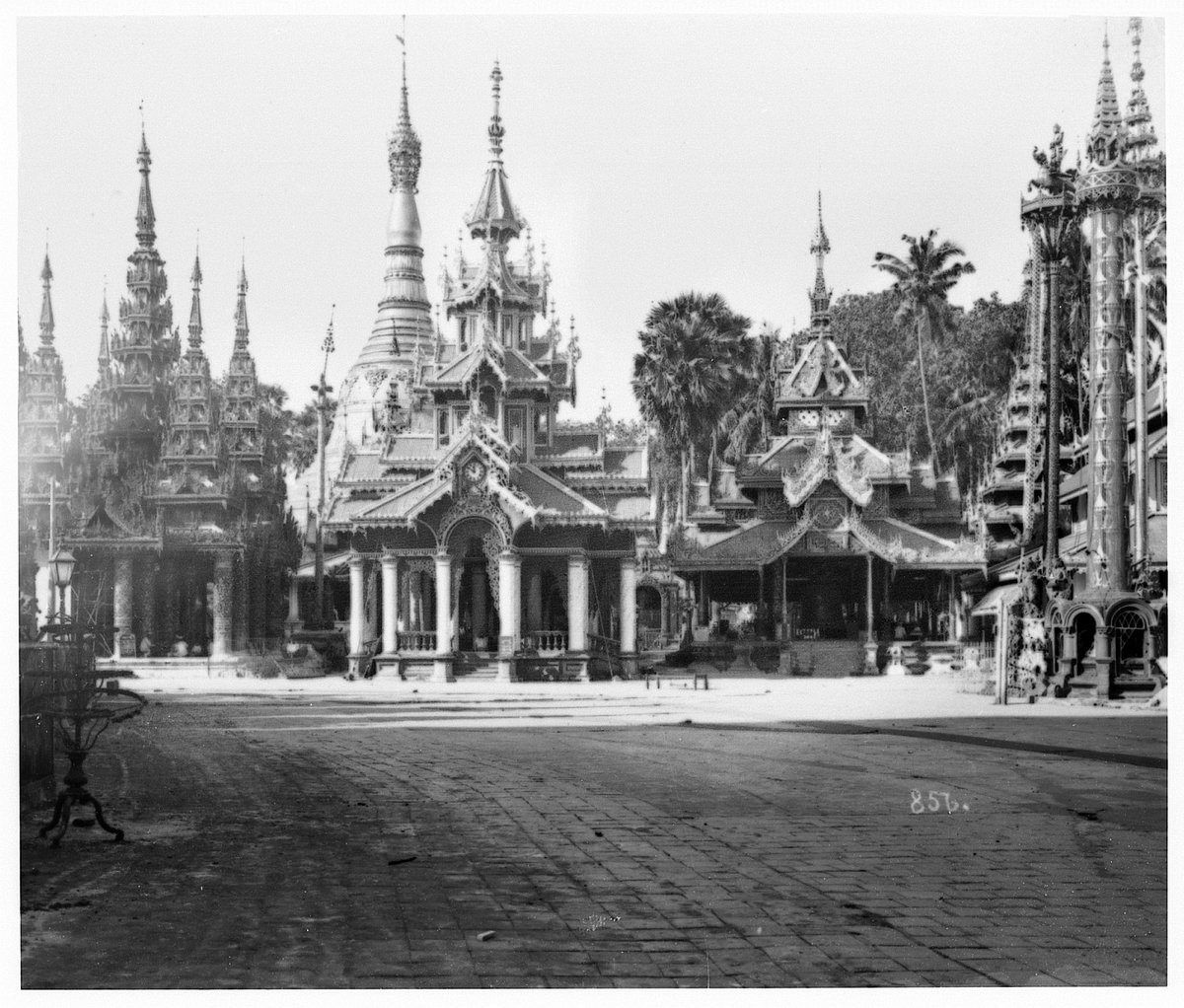 EU: Rangoon, Burma. Shwedagon pagoda, side temple (1913), Yangon (Rangoon), Myanmar, 1913