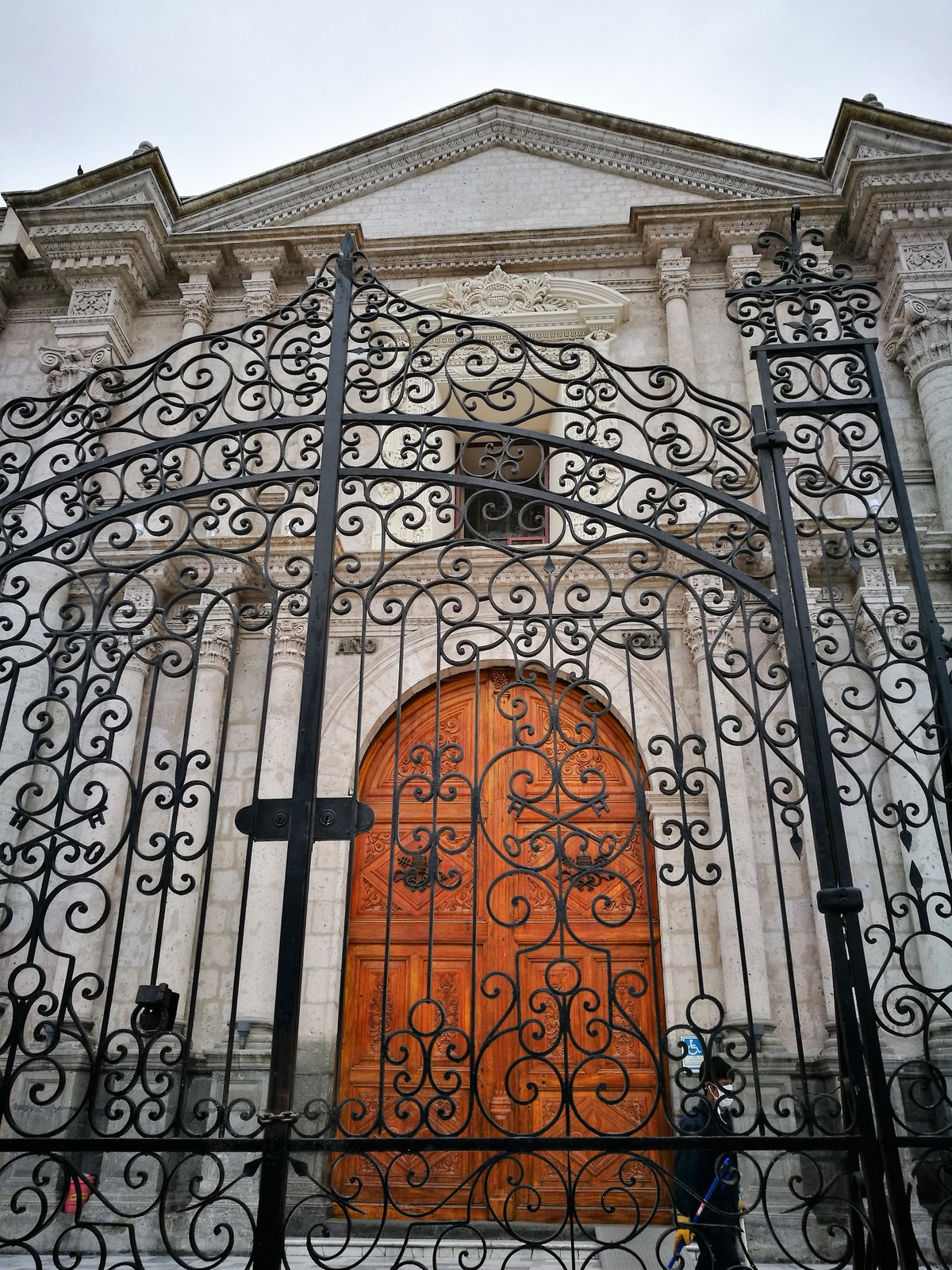 Porta d'edifici del carrer Piérola d'Arequipa, Arequipa, Peru, 2017