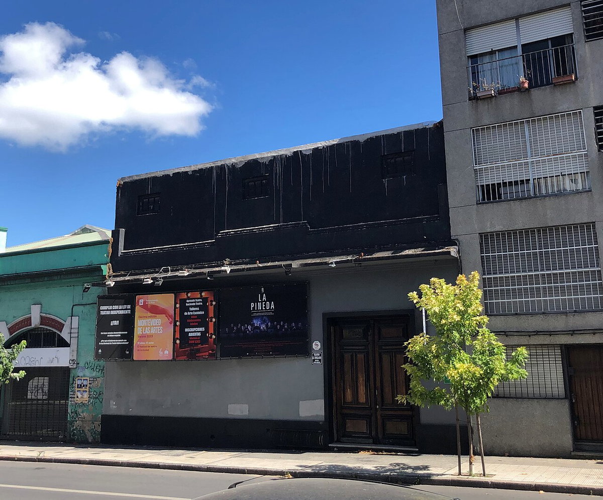 Fachada del teatro El Tinglado, Montevideo, Uruguay, 2023