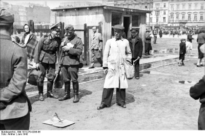 Bundesarchiv Bild 101I-270-0298-06, Polen, Ghetto Warschau, Straßenszene, Warsaw — photos through time