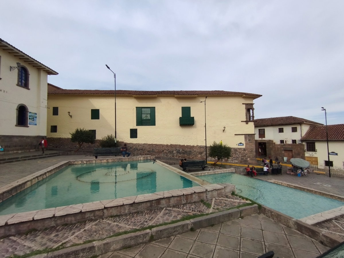 Fuente Colegio San Francisco de Borja 01, Cusco, Peru, 2023