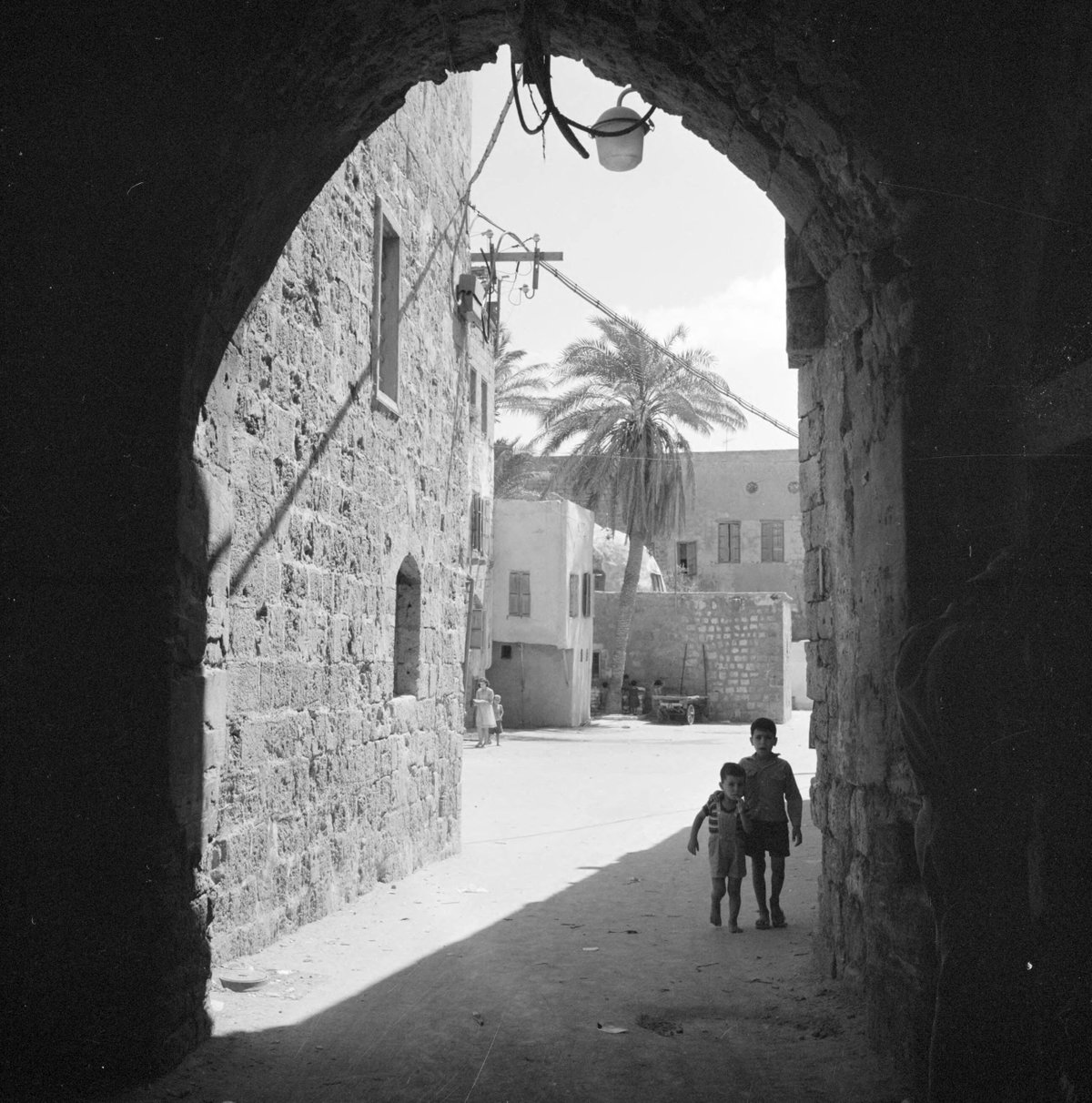EU: Akko - Poort in een smalle straat (1964), Acre, Israel, 1964