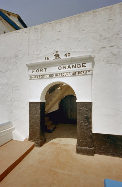 EU: Overzicht ingangspartij in de voorgevel (2000), Sekondi-Takoradi, 2000