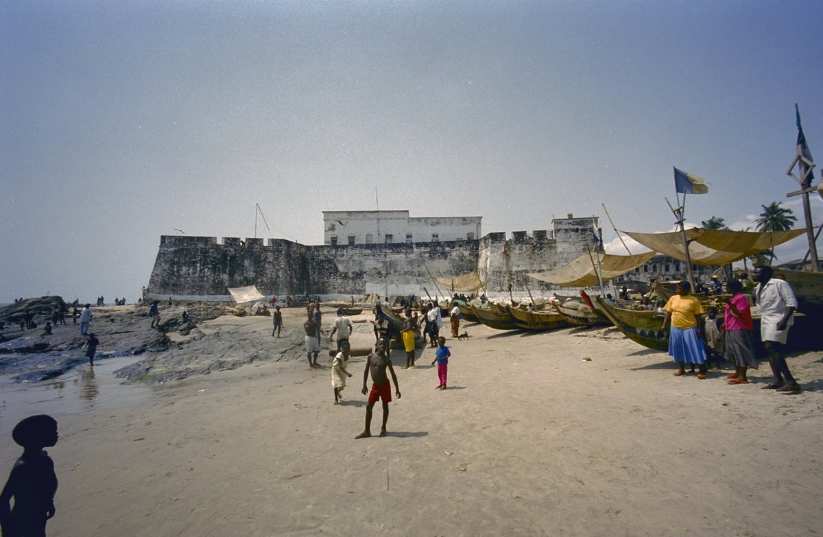 EU: Overzicht buitenmuur aan de linker zijde, Anomabu (2000), Anomabu, Ghana, 2000