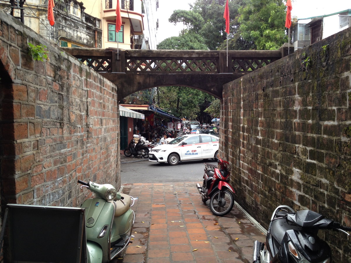 Lối bên bắc ô Quan Chưởng, Hà Nội 001, Hanoi, Vietnam, 2015
