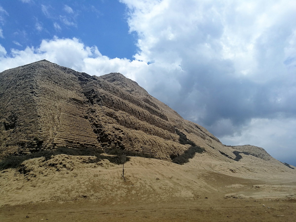 Huaca del Sol des de la carretera cap el museu02, Trujillo, Peru, 2017