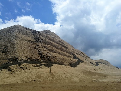 Huaca del Sol des de la carretera cap el museu02, Trujillo, 2017