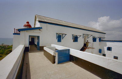 EU: Overzicht bovenop voorste buitenmuur met zicht op gevel binnenplaats (Fort Sekondi), Sekondi-Takoradi, 2000