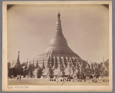 Gezicht op de Shwedagon of de gouden stoepa in Yangon Rangoon-Shway-Dagon-Pagoda (titel op object), Yangon, 1850