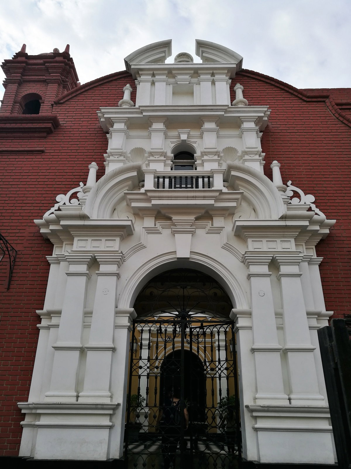 Porta d'edifici al carrer Orbegoso de Trujillo, Trujillo, Peru, 2017