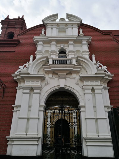 Porta d'edifici al carrer Orbegoso de Trujillo, Trujillo, 2017