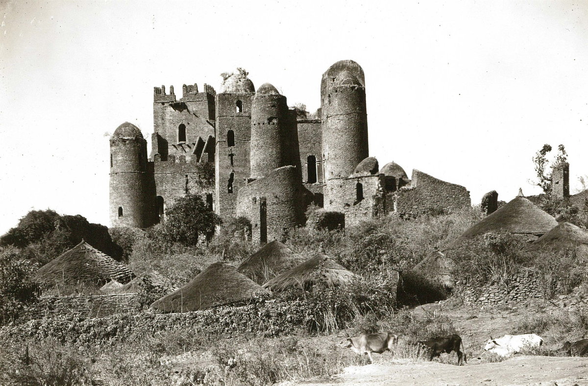 EU: Gonder. Ruinen des Gemp, des Kaiserschlosses aus der Portugiesenzeit, heute Fasiledas Palast (1931), Gondar, Ethiopia, 1931
