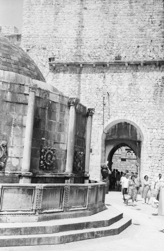 EU: Dubrovnik: Pile Tor von der Stradun und Teil des Onofrio Brunnen (1961), Dubrovnik, Croatia, 1961