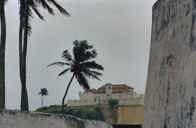 EU: Overzicht met voorzijde, vanaf Elmina Castle, Ghana reis Loek Tangel (2002), Elmina, 2002
