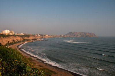 Costa Verde y olas en día despejado, Miraflores, 2009