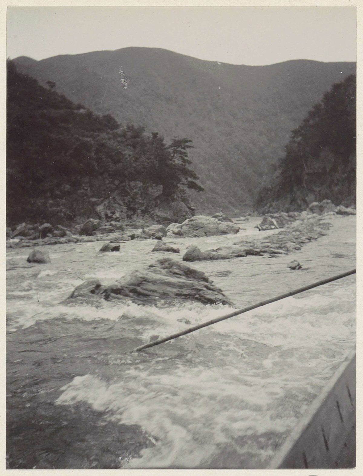 EU: Gezicht op een stroomversnelling in Japan, mogelijk in de Hozurivier op Kyoto (1900), Kyoto, Japan, 1900