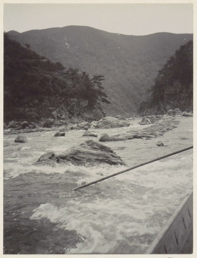EU: Gezicht op een stroomversnelling in Japan, mogelijk in de Hozurivier op Kyoto (1900), Kyoto, 1900