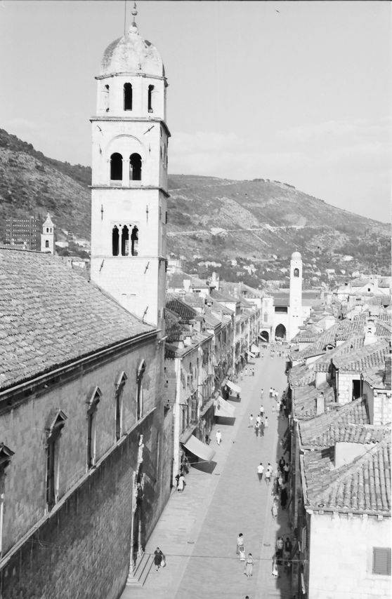 EU: Dubrovnik: Rundgang auf der Stadtmauer, Stradun vom Pile Tor mit Turm der Franziskanerkirche (1961), Dubrovnik, Croatia, 1961