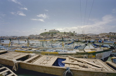 Zicht op vissersboten in de haven - Elmina - - RCE, Elmina, 2002