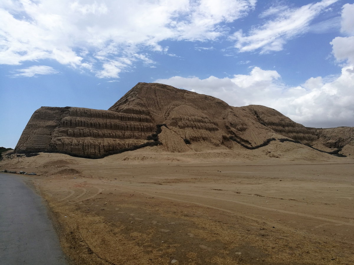 Huaca del Sol des de la carretera, Trujillo, Peru, 2017