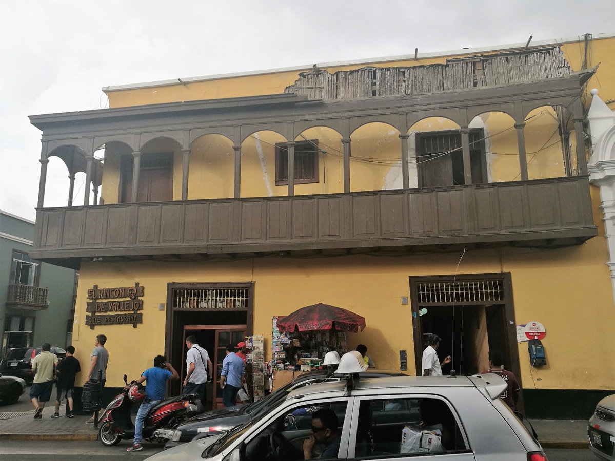 Edifici amb tribuna de fusta a l'encreuament entre el jirón Orbegoso i el jirón San Martín de Trujillo, Trujillo, Peru, 2017