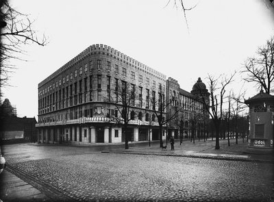 Commercial building and median island, Helsinki — photos through time