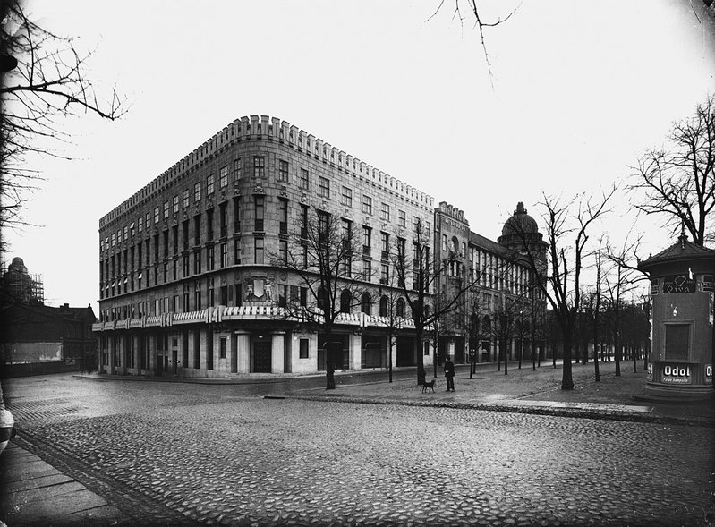 Commercial building and median island in 1914 — Kaivokatu 12 - Itäinen Heikinkatu 11 (= Mannerheimintie 7) - (hkm.HKMS000005-km0000lno7)