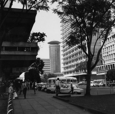 COLLECTIE TROPENMUSEUM Straatgezicht in Nairobi met op de achtergrond het Kenyatta International Conference Centre (K.I.C.C.) TMnr, Nairobi, 1973