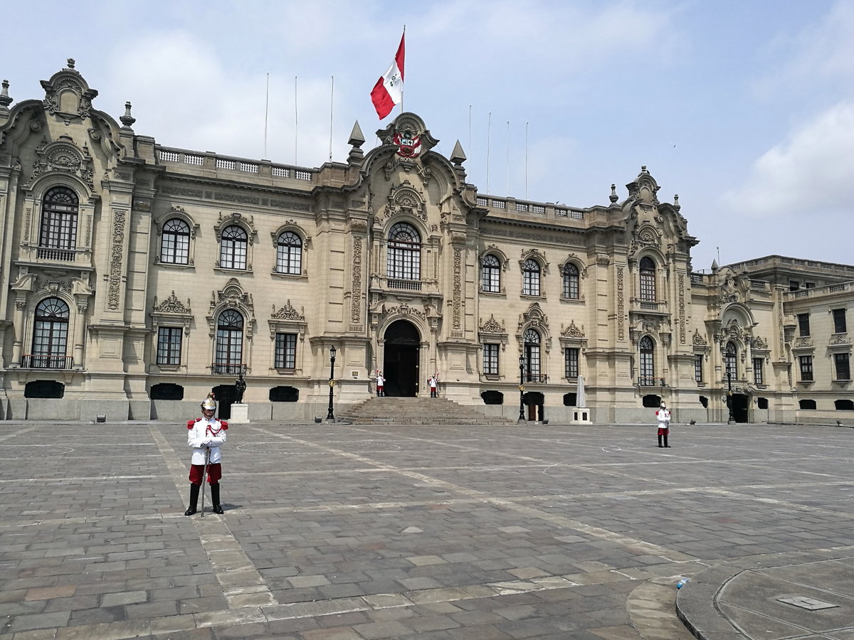 Palacio presidencial a la plaza mayor03, Lima, Peru, 2017