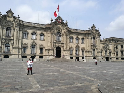 Palacio presidencial a la plaza mayor03, Lima, 2017